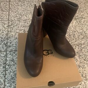 Gently worn UGG W Dandylion Tres chocolate brown leather boots Women’s Size 8.5